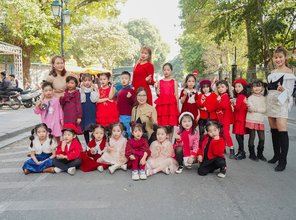 CLB Kids Angel mang Noel xuống phố khuấy động Ngày hội Mottainai 2019