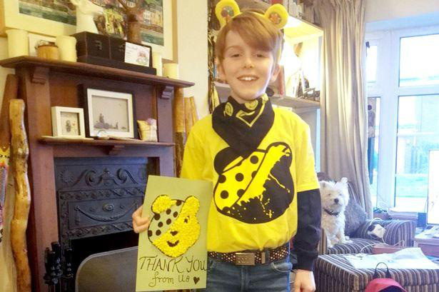 Cậu bé 10 tuổi trao tặng 10 ngàn bảng làm từ thiện để tưởng nhớ người mẹ qua đời vì ung thư - Ảnh 1.