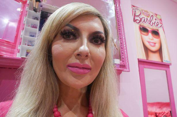 Người phụ nữ chi 35 nghìn bảng cho 112 cuộc phẫu thuật để giống búp bê barbie - Ảnh 1.