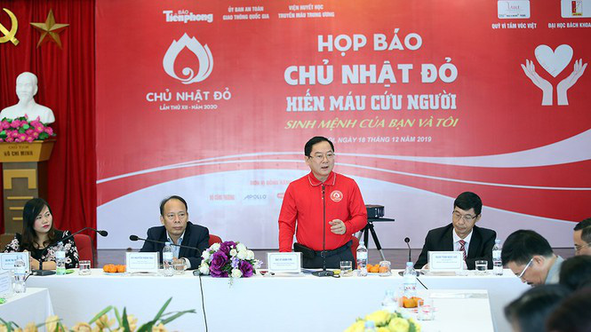 Ông Lê Xuân Sơn, Tổng Biên tập Báo Tiền Phong phát biểu tại buổi họp báo