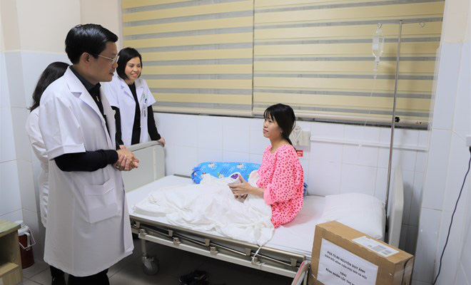 PGS.TS Nguyễn Duy Ánh, Giám đốc BV Phụ sản Hà Nội thăm sản phụ Lộc Thị Hường