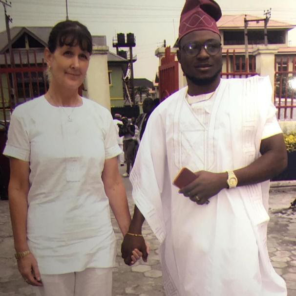 Chàng trai châu Phi kết hôn với người phụ nữ da trắng 60 tuổi để chứng minh tình yêu đích thực - Ảnh 2.