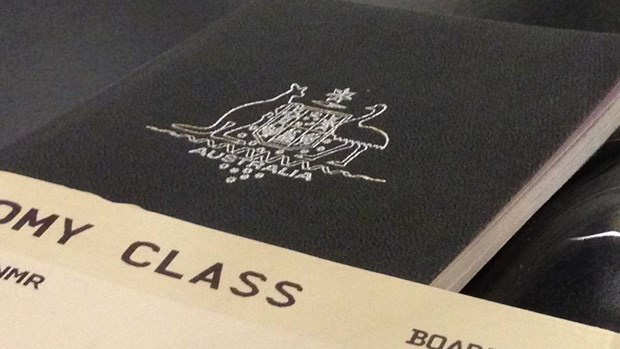 Australia hủy hộ chiếu của hàng trăm tội phạm lạm dụng tình dục trẻ em - Ảnh 1.