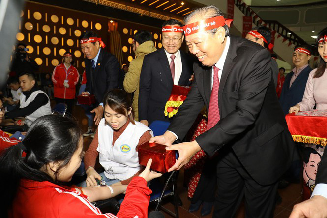 Phó Thủ tướng Trương Hòa Bình tặng quà cho các tình nguyện viên