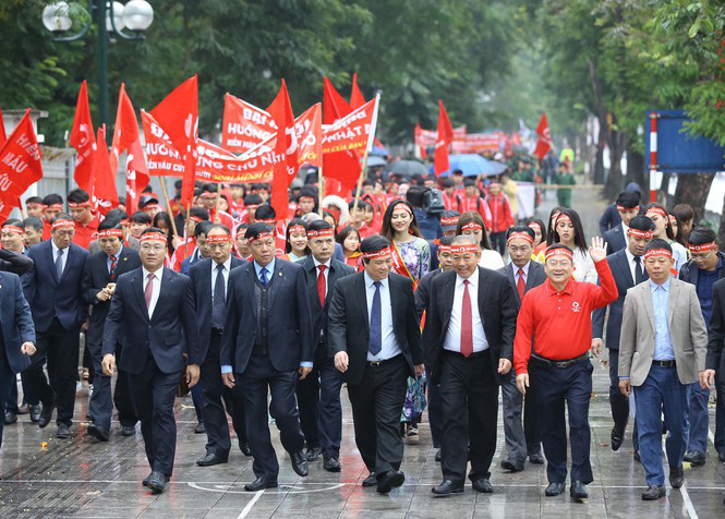 Phó Thủ tướng Chính phủ Trương Hòa Bình đi bộ hưởng ứng Chủ nhật Đỏ