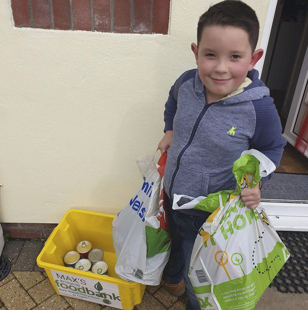 Cậu bé 7 tuổi lập ngân hàng thực phẩm để giúp đỡ những người có nhu cầu vào Giáng sinh - Ảnh 2.