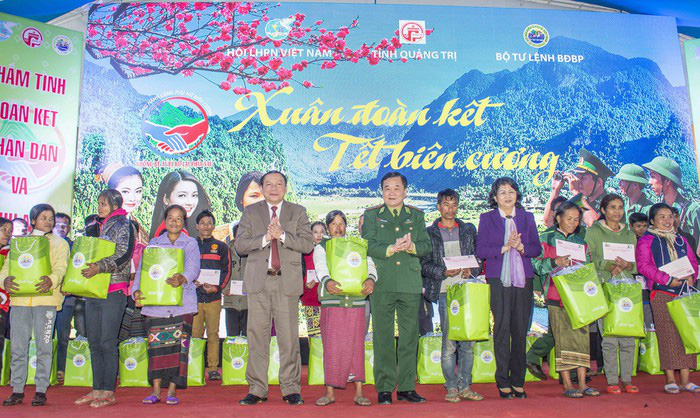 Phó Chủ tịch nước Đặng Thị Ngọc Thịnh trao quà và gửi lời chúc Tết đến bà con trong xã và các chiến sĩ bộ đội biên phòng trên địa bàn.