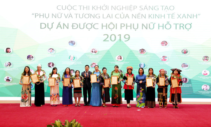 Phó Chủ tịch Hội LHPNVN Bùi Thị Hòa và thứ Trưởng Bộ Khoa học và Công nghệ Trần Văn Tùng trao giải cho các dự án tiêu biểu