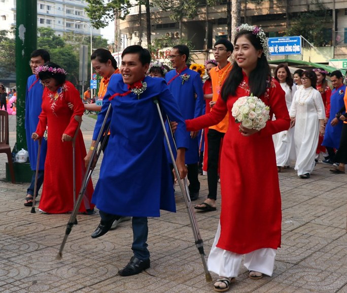 50 cặp đôi khuyết tật có hoàn cảnh khó khăn được tổ chức Lễ Hằng Thuận tập thể - Ảnh 1.