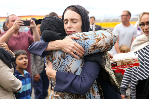 Thủ tướng New Zealand Jacinda Ardern chia sẻ với những người Hồi giáo