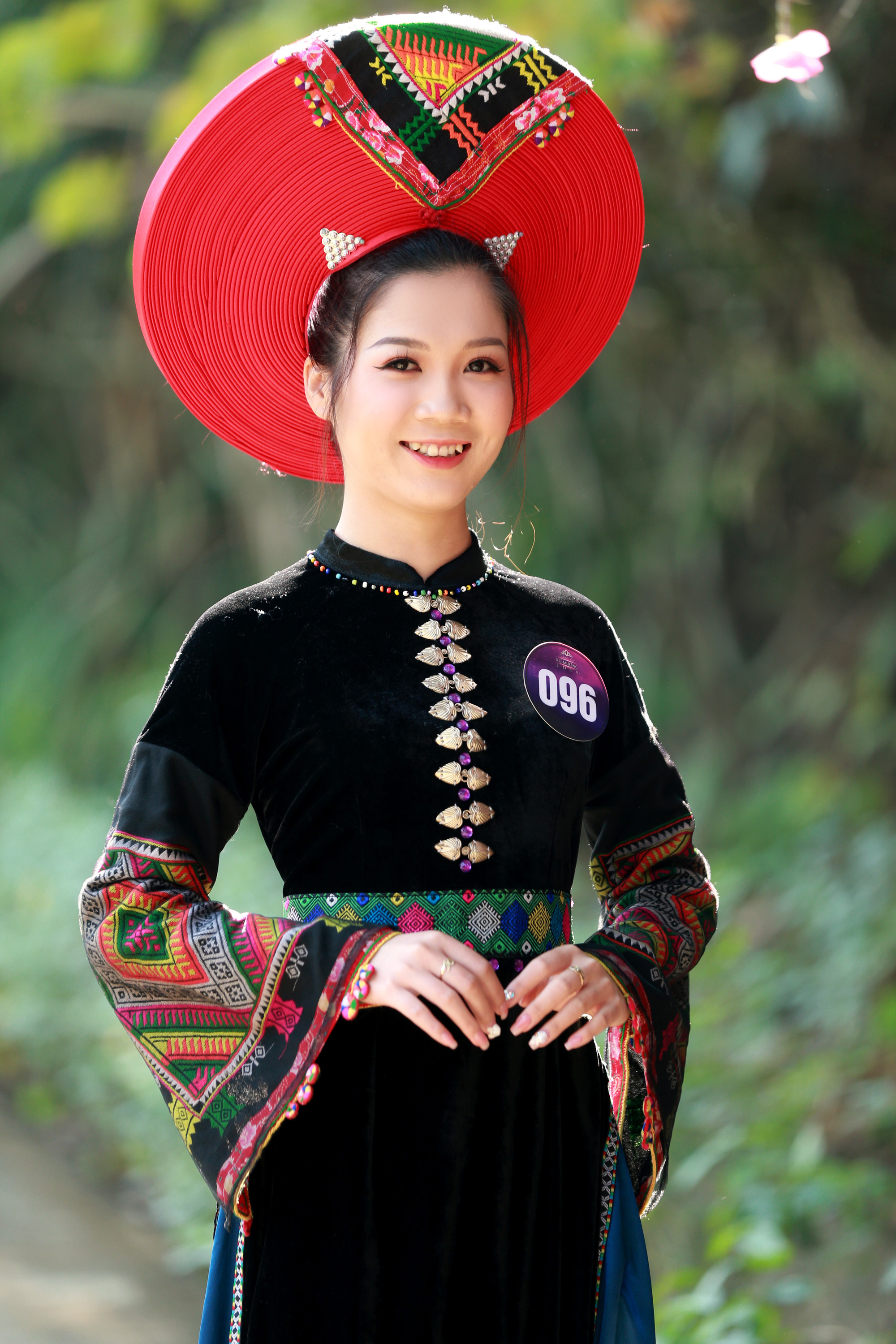 9x xinh đẹp Hà Nội biến tấu lạ mắt với trang phục họa tiết dân tộc | Báo Dân  trí
