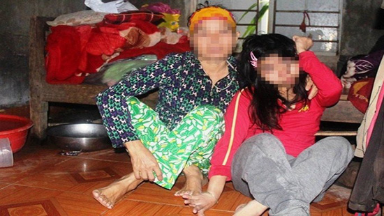 Nhân viên trường tiểu học ở Nghệ An giở trò đồi bại với cô gái khuyết tật bị khởi tố - Ảnh 1.