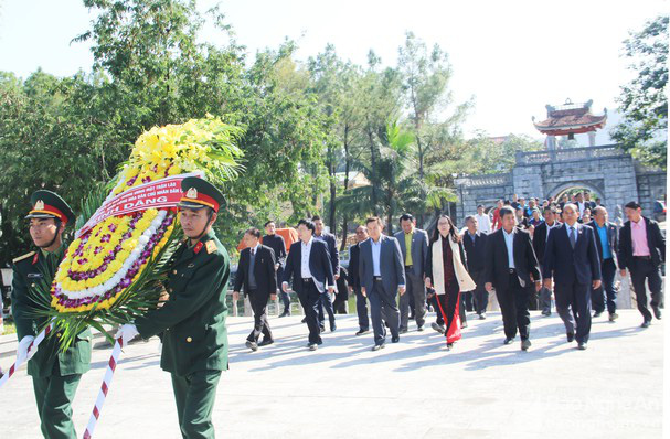 Ủy ban Trung ương Mặt trận Lào xây dựng đất nước dâng hoa, dâng hương tại Nghĩa trang Việt - Lào - Ảnh 1.