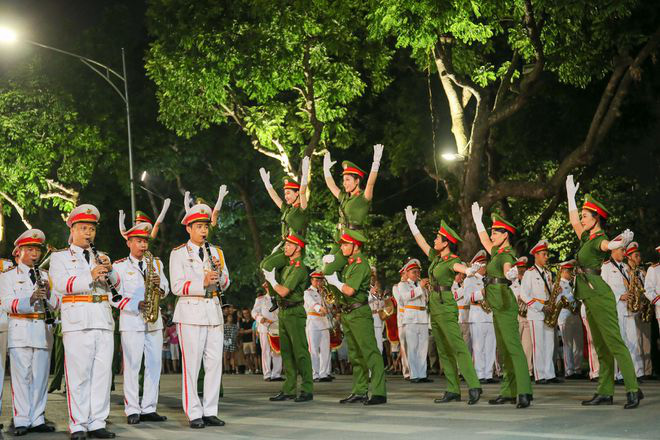 Đoàn nghi lễ Công an nhân dân diễu hành, biểu diễn tại phố đi bộ hồ Hoàn Kiếm