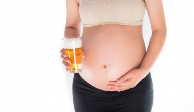 Phụ nữ mang thai uống rượu bia sẽ có hậu quả gì? - Ảnh 1.