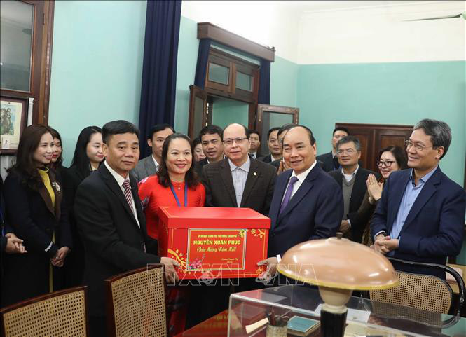 Thủ tướng Nguyễn Xuân Phúc dâng hương tưởng niệm Bác Hồ - Ảnh 2.