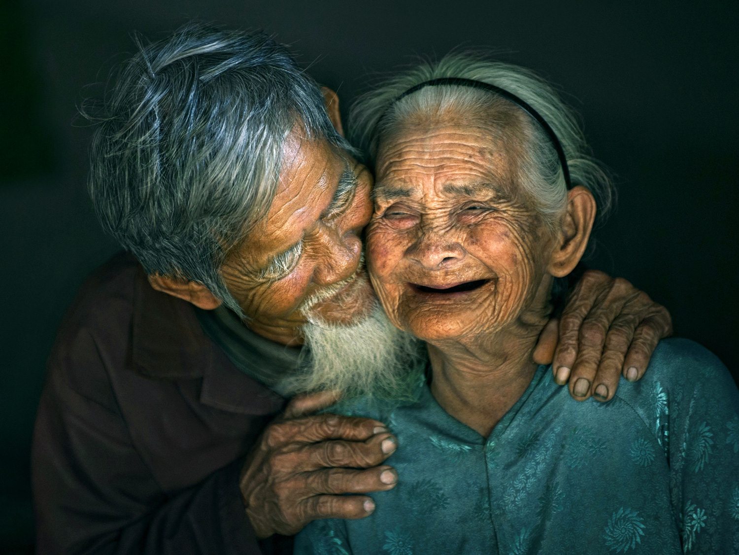 Những bức ảnh cặp đôi già hạnh phúc sẽ làm bạn tan chảy với tình yêu và sự đoàn viên của họ. Họ đã cùng nhau trải qua bao nhiêu năm tháng với những niềm vui, buồn, cùng nhau vượt qua mọi khó khăn để đến với ngày hôm nay. Hãy cùng nhìn ngắm họ và tìm thấy niềm tin vào tình yêu đích thực.