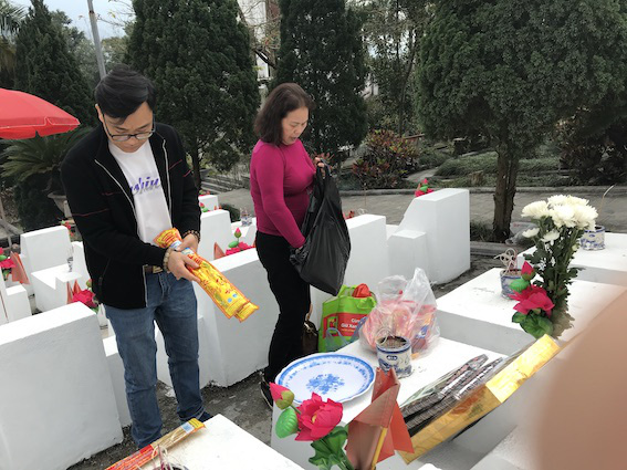 Chị đến thăm em chiều cuối năm ở nghĩa trang quốc gia Vị Xuyên - Ảnh 2.