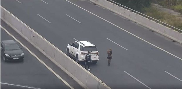 Đỗ ôtô trên cao tốc để chụp ảnh, nữ lái xe bị phạt 7 triệu đồng - Ảnh 1.