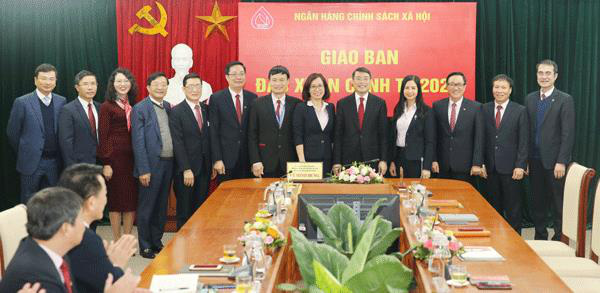 Thống đốc NHNN Lê Minh Hưng dự giao ban đầu xuân tại Ngân hàng Chính sách Xã hội - Ảnh 4.