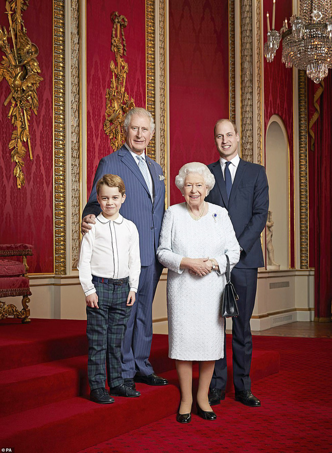 Nữ hoàng cùng với 3 người thừa kế của mình