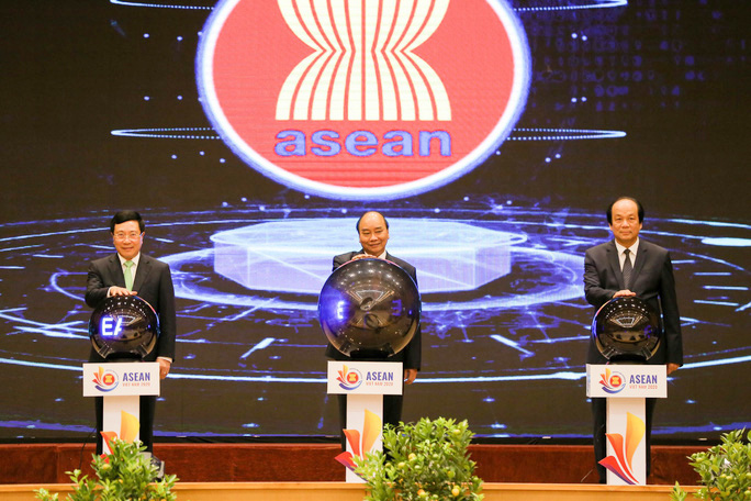 Thủ tướng cùng các lãnh đạo bấm nút khai trương website ASEAN 2020