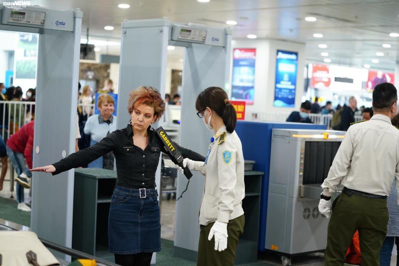 Khu kiểm soát, cách ly phòng chống virus corona tại sân bay Nội Bài - Ảnh 9.