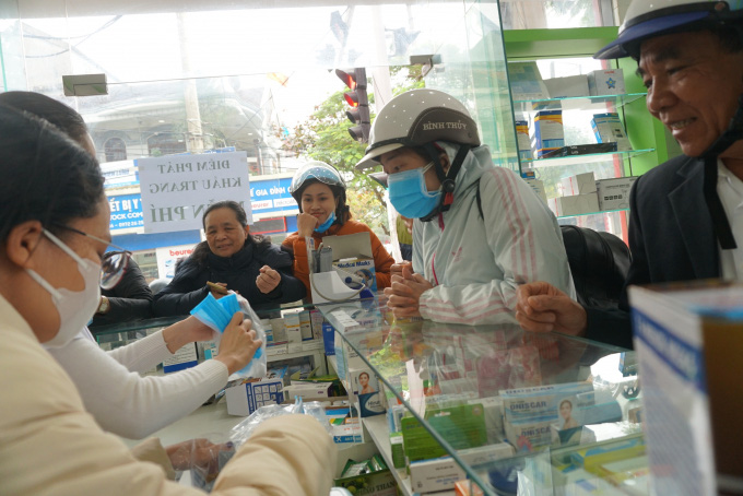Nhiều quầy thuốc ở Nghệ An và Hà Tĩnh phát khẩu trang miễn phí cho người dân - Ảnh 1.