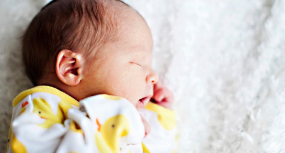 10 mẹo giúp bé sơ sinh ngủ ngon, không quấy khóc - Ảnh 2.