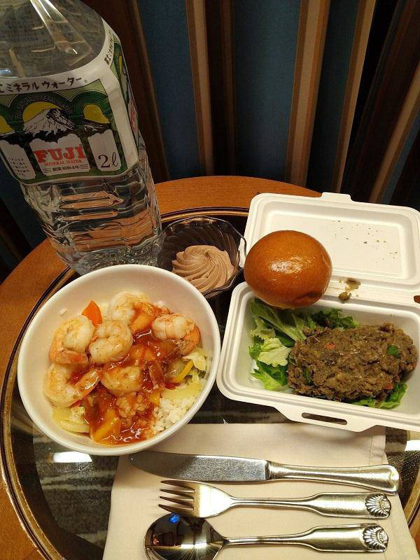 Những bữa ăn trên du thuyền Nhật Bản bị cách ly: Không khác gì nhà hàng hạng sang - Ảnh 6.