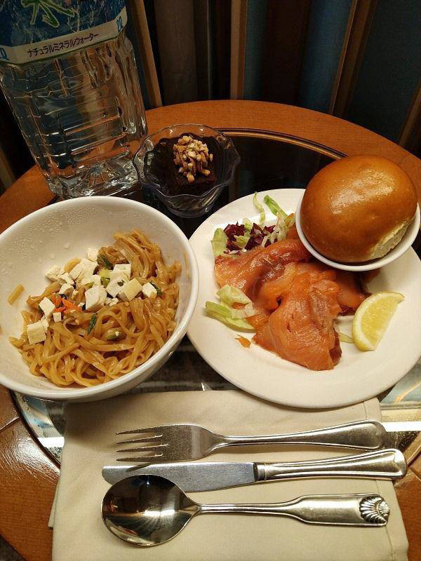 Những bữa ăn trên du thuyền Nhật Bản bị cách ly: Không khác gì nhà hàng hạng sang - Ảnh 12.