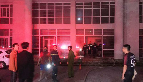 Nghệ An: Giải cứu 7 nạn nhân mắc kẹt trong khu nhà sinh viên bốc cháy - Ảnh 1.