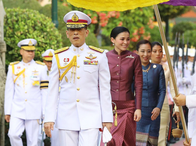 Hoàng hậu Thái Lan Suthida  cùng Quốc vương Vajiralongkorn và 2 nàng công chúa