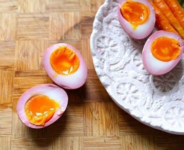 Nhuộm hồng cho trứng bằng màu từ loại củ quen thuộc để bữa sáng thêm lãng mạn - Ảnh 1.