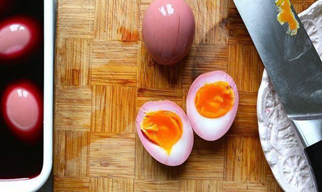 Nhuộm hồng cho trứng bằng màu từ loại củ quen thuộc để bữa sáng thêm lãng mạn - Ảnh 11.