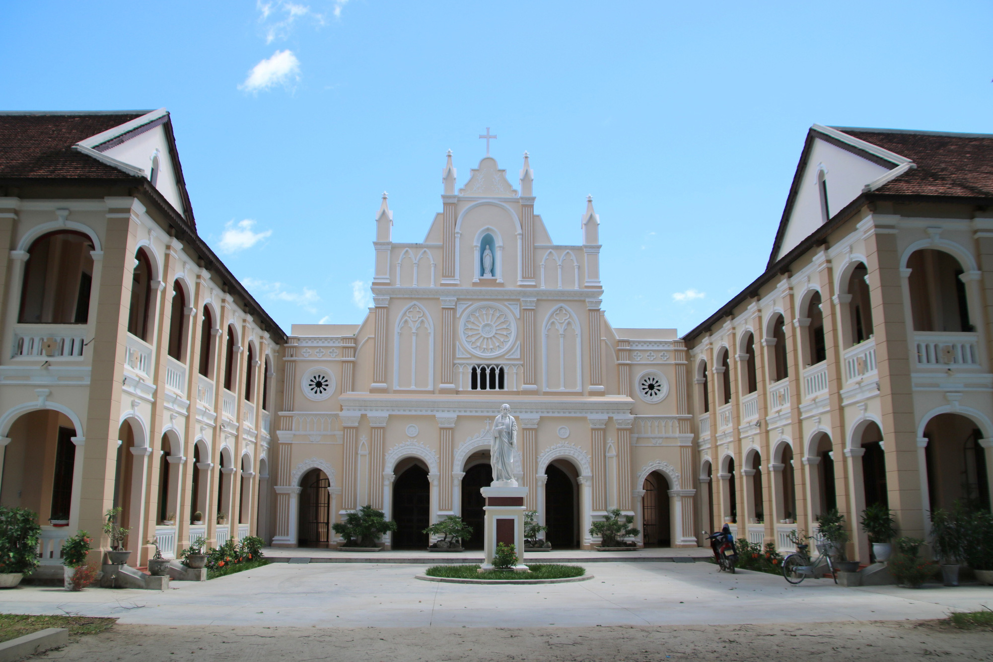 Điểm check-in mới lạ ở Tiểu chủng viện Làng Sông hút khách