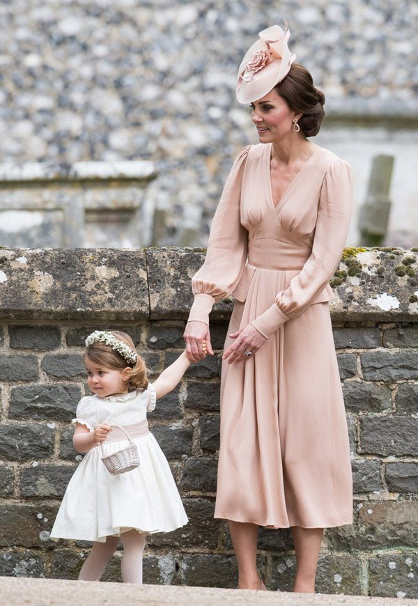 Công nương Kate Middleton giữ vững thương hiệu biểu tượng thời trang đình đám của Hoàng gia Anh - Ảnh 10.