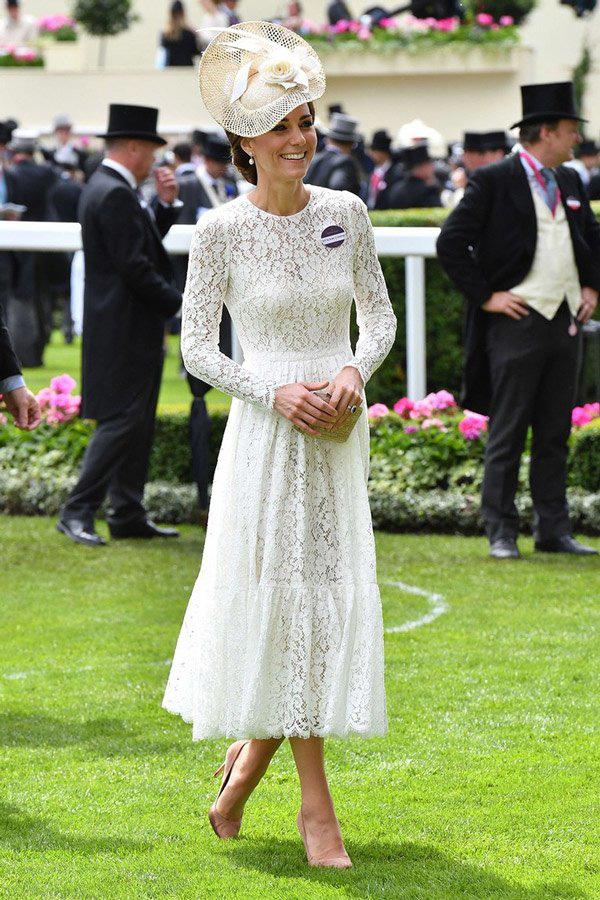 Công nương Kate Middleton giữ vững thương hiệu biểu tượng thời trang đình đám của Hoàng gia Anh - Ảnh 11.