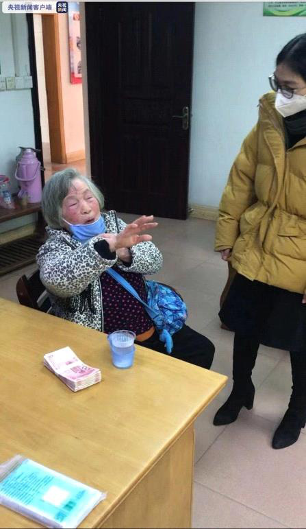 Những cụ bà u90 góp tiền chống dịch viêm phổi Vũ Hán - Ảnh 1.