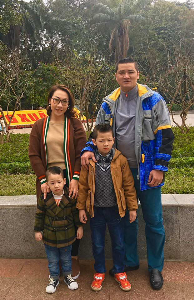 Ca sĩ Nguyễn Hiền Anh cùng chồng và hai con