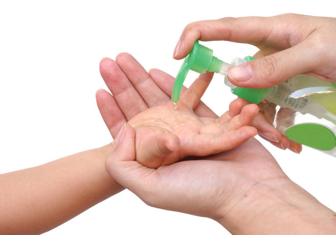 Bác sĩ hướng dẫn 5 bước làm sạch tay bằng nước rửa tay khô đúng cách  - Ảnh 1.