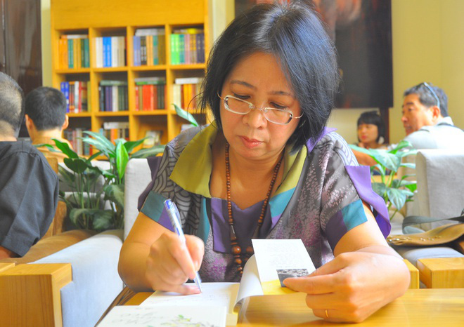 Nhà văn Lê Minh Hà ký tặng sách cho độc giả Việt Nam