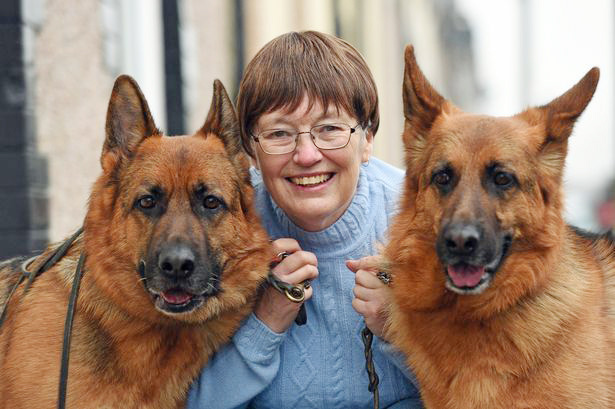 Bà Linda Munkley cùng 2 chú chó cưng