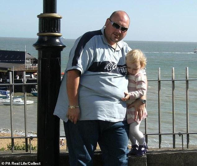 Ông bố đô vật quyết tâm giảm 128 cân vì sợ con gái bị bạn bè cô lập khi có bố quá béo - Ảnh 2.