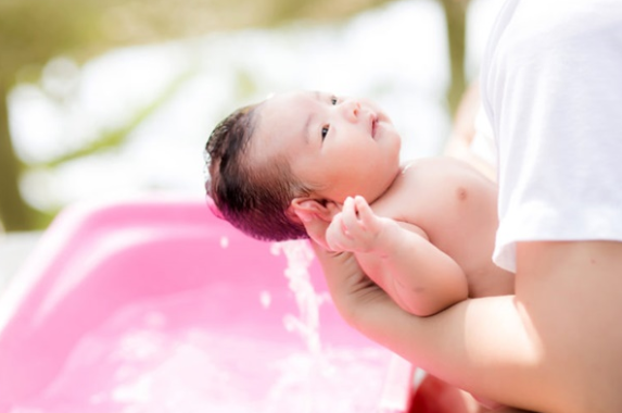 Trẻ sơ sinh bị kê nên tắm lá gì và cách chăm sóc bé nhanh khỏi - Ảnh 2.