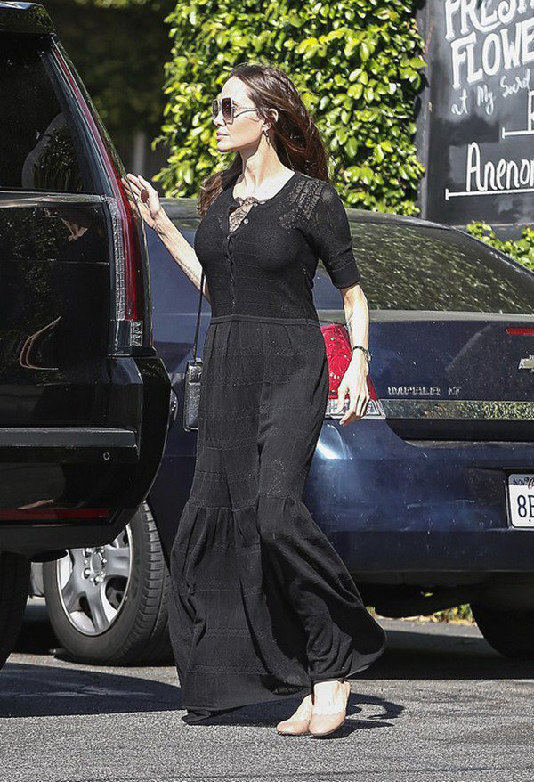 Con gái nam tính của Angelina Jolie trải qua cuộc đại phẫu thuật, mặt gầy sọp, hốc hác - Ảnh 8.