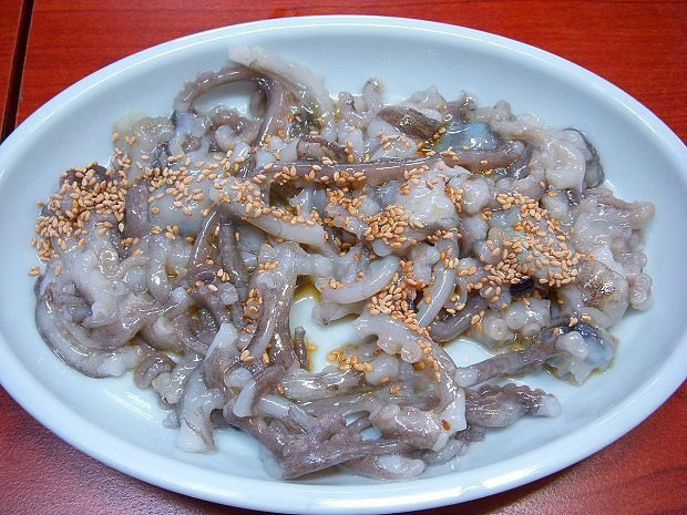 Đặc sản bạch tuộc sống Hàn Quốc: Cho vào miệng vẫn còn ngoe nguẩy - Ảnh 1.