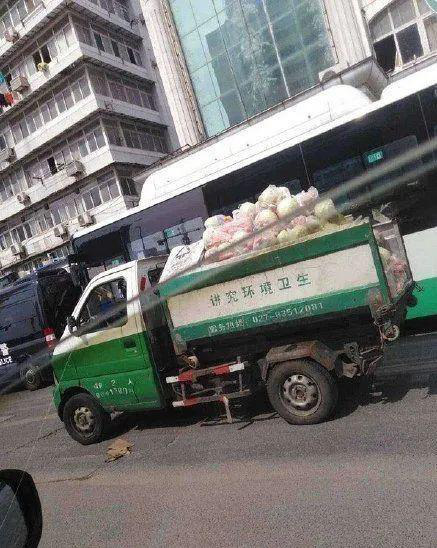 Vũ Hán: Chở thịt lợn chuyển tới người dân bằng… xe chở rác và xe cứu thương - Ảnh 2.