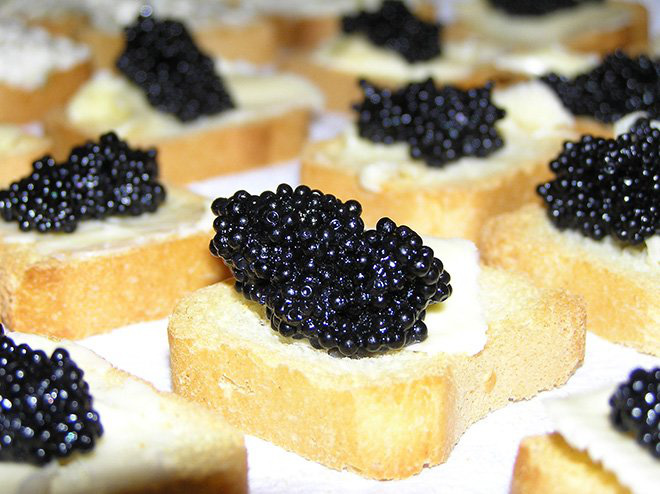 Trứng cá muối Caviar: Món ăn xa hoa chỉ dành cho nhà giàu, khi ăn phải dùng thìa vàng - Ảnh 4.