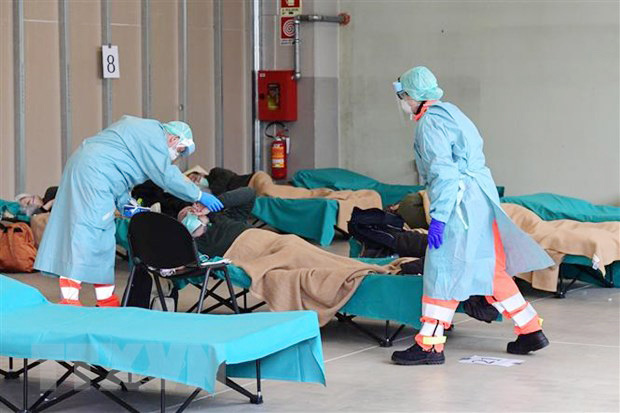 Bác sĩ chăm sóc các bệnh nhân nhiễm virus ở một bệnh viện dã chiến ở Italy